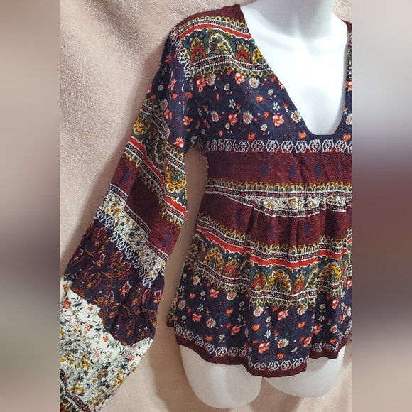 Like NEW Low Cut Sexy Flowy Floral Blouse Sz S - Picture 2 of 7